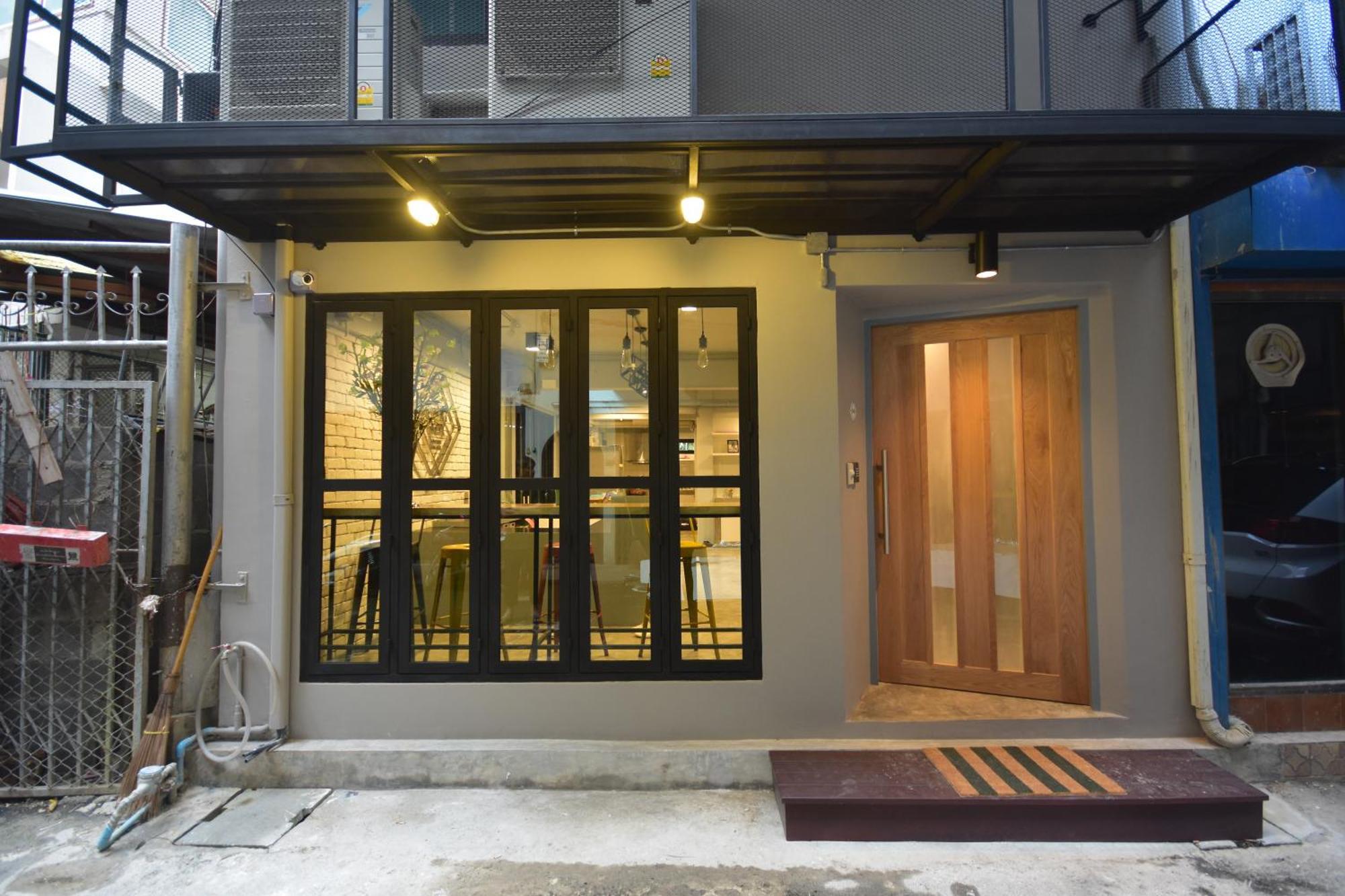 Bangkok Silom Chat Box Hostel Exterior photo